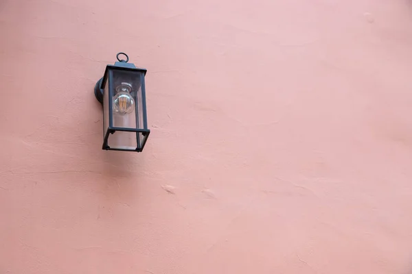 Lâmpada Velha Com Uma Lâmpada Branca Cor Parede Oriental Pink — Fotografia de Stock