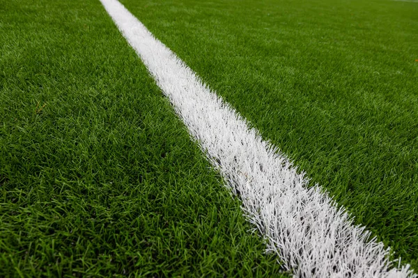 Yukarıdan ateş beyaz çizgili yeşil sentetik çim fotoğrafı spor sahası.