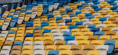 Stadyumu'nun tribünleri boş renkli koltuk.