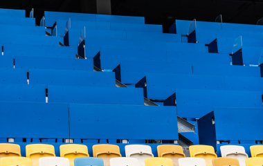 Stadyumu'nun tribünleri boş renkli koltuk.