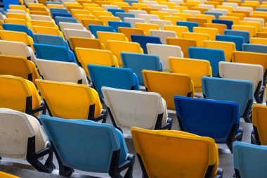 Stadyumu'nun tribünleri boş renkli koltuk.