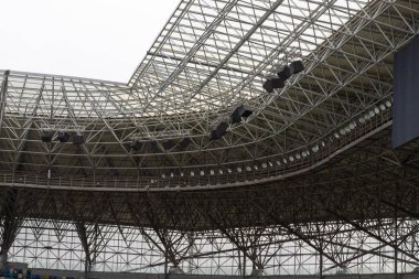 Spor stadyumunun ışıkları ve hoparlörleri, futbol stadyumunun çatısı. .
