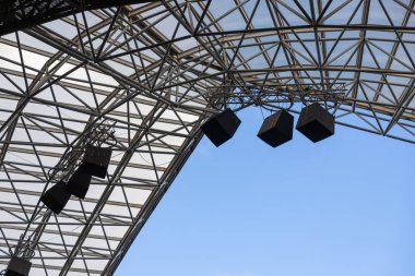 Spor stadyumunun ışıkları ve hoparlörleri, futbol stadyumunun çatısı. .