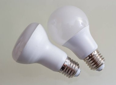 Led, Yeni teknoloji ampul beyaz arka plan izole, Enerji süper tasarruflu elektrik lambası çevre için iyidir. Kırpma yolu ile gerçekçi fotoğraf görüntüsü