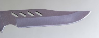 kırpma yolu ile beyaz zemin üzerinde bir bıçak yakın çekim.