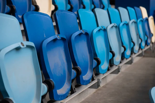 Stadyumu'nun tribünleri boş renkli koltuk.