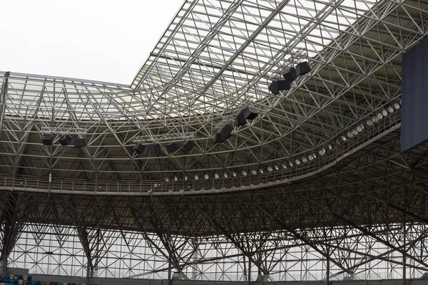 Spor stadyumunun ışıkları ve hoparlörleri, futbol stadyumunun çatısı. .