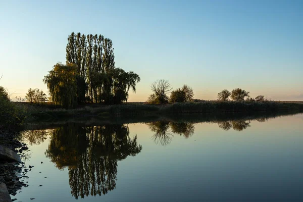 Zonnige Herfstdag Met Gele Bomen Meer Met Bomen Plaats Onder — Stockfoto