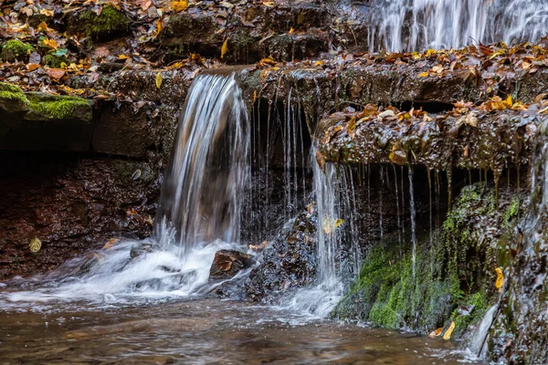 Lugna Vattenfall Landskap Mitt Hösten Skogen — Stockfoto