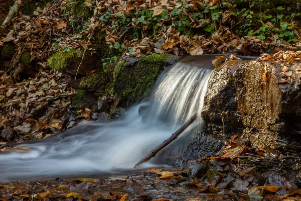 Lugna Vattenfall Landskap Mitt Hösten Skogen — Stockfoto