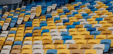 Stadyumu'nun tribünleri boş renkli koltuk.