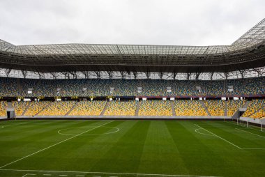 Futbol stadyumu ve stadyum koltukları..