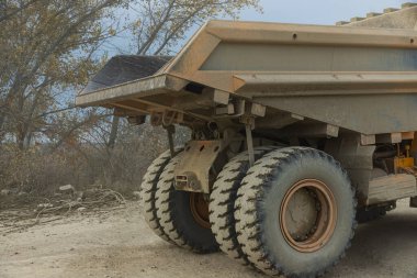 Büyük bir maden kamyonu. Ulaşım endüstrisi. Açık bir çukurda taşın çıkarılması.