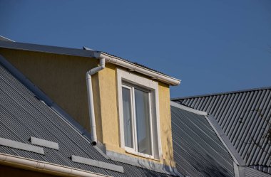 Çatı metal levhaları. Modern çatı malzemesi türleri.