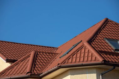 Çatı metal levhaları. Modern çatı malzemesi türleri.