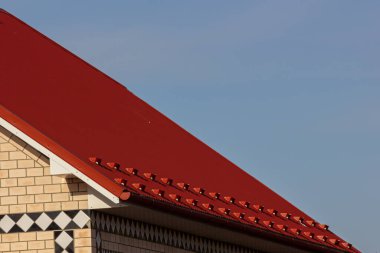 Çatı metal levhaları. Modern çatı malzemesi türleri.