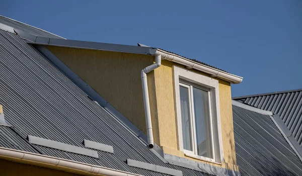 Çatı metal levhaları. Modern çatı malzemesi türleri.