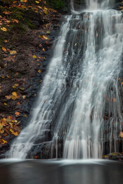 Paisagem Tranquila Cachoeira Meio Floresta Outono — Fotografia de Stock