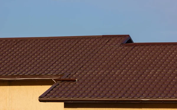 屋根の金属板 近代的な屋根材のタイプ — ストック写真
