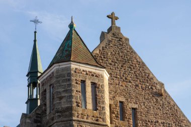 Mavi arka planda bir Hıristiyan kilisesine yakın plan.