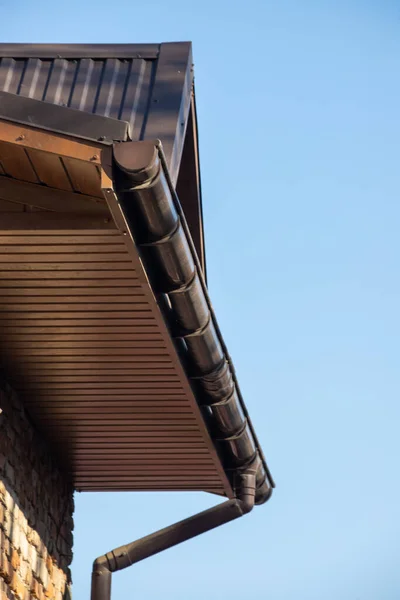 Bau Moderner Hausbau Mit Metalldachecke Regenrinnensystem Und Dachschutz Vor Schneebrettern — Stockfoto