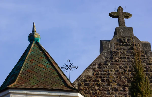 Großaufnahme Eines Kreuzes Auf Einer Christlichen Kirche Auf Blauem Hintergrund — Stockfoto