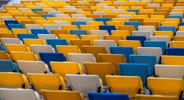 Stadyumu'nun tribünleri boş renkli koltuk.