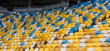 Stadyumu'nun tribünleri boş renkli koltuk.