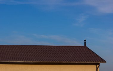 Çatı metal levhaları. Modern çatı malzemesi türleri.