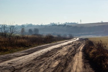 Siste yolda araba. Sonbahar manzara.