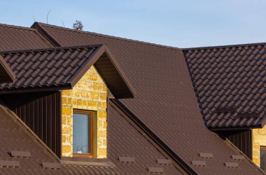 Çatı metal levhaları. Modern çatı malzemesi türleri.