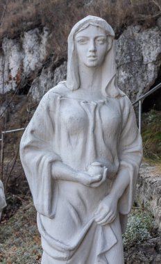 Parlak bir arka planda üzgün bir meleğin klasik görüntüsü. detay.