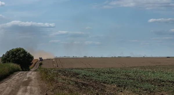 Samochód Drodze Mgle Jesień Krajobraz — Zdjęcie stockowe