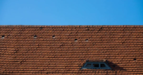 背景として煙突と白の壁 青い空とセラミック タイル屋根 — ストック写真