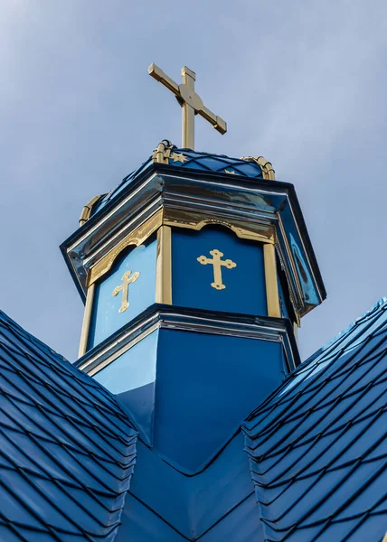 Close Van Een Kruis Een Christelijke Kerk Blauwe Achtergrond — Stockfoto