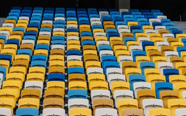 Stadyumu'nun tribünleri boş renkli koltuk.