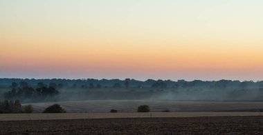 Günbatımında fotokopi alanı ile sonbahar manzarası .