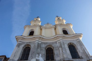 Ukrayna 'nın Ternopil bölgesindeki Buchach' taki Basilian Manastırı, Kutsal Haç 'ı Yüceltme Antik Manastırı' na bakınız. Turistik bölge