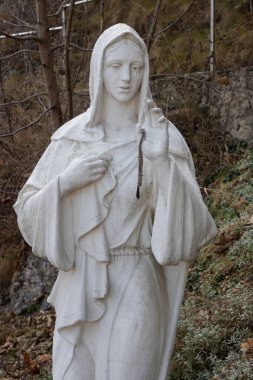 Parlak bir arka planda üzgün bir meleğin klasik görüntüsü. detay.