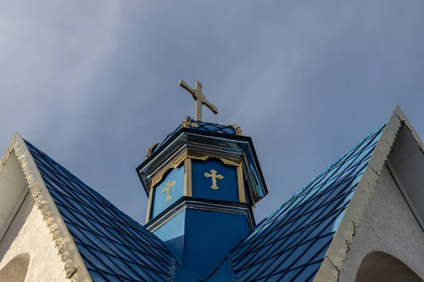 Close Uma Cruz Uma Igreja Cristã Fundo Azul — Fotografia de Stock