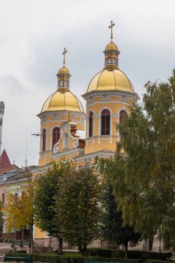 BEREZHANY, UKRAINE Yunan Katolik St. Trinity Kilisesi Berezhany, Ternopil bölgesi, Ukrayna 'daki Pazar Meydanı' nda.
