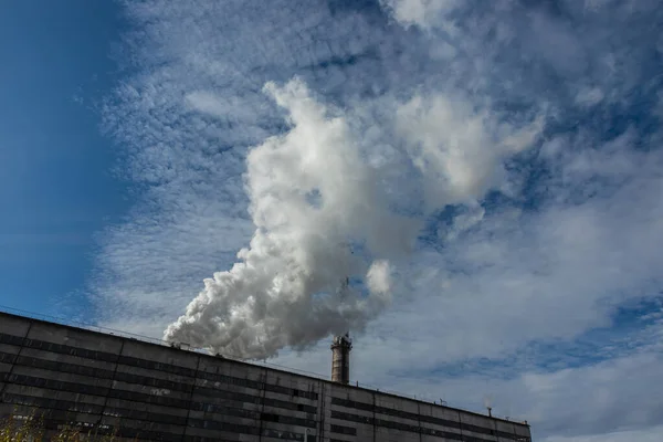 Witte Grijze Rook Stoom Van Een Hoge Betonnen Schoorsteen Tegen — Stockfoto