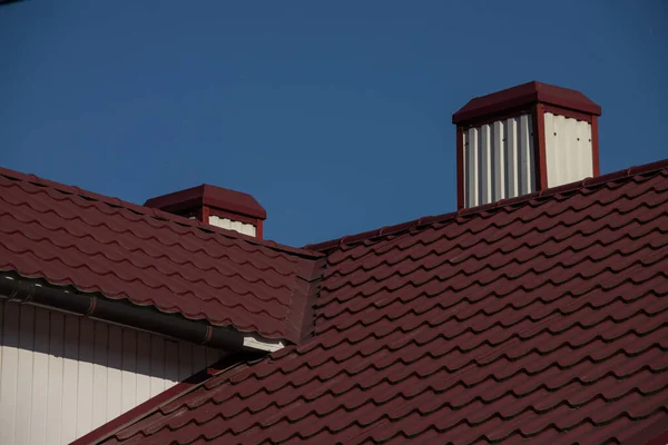 屋根の金属板 近代的な屋根材のタイプ — ストック写真