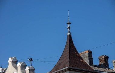 Evin çatısı kırmızı metal kiremitlerden yapılmıştır, çok güzel büyük bir baca..