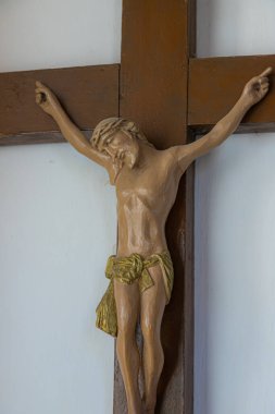 İsa Mesih çarmıhta, katolik kilisesinin duvarında..