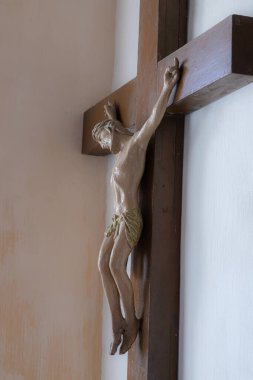 İsa Mesih çarmıhta, katolik kilisesinin duvarında..