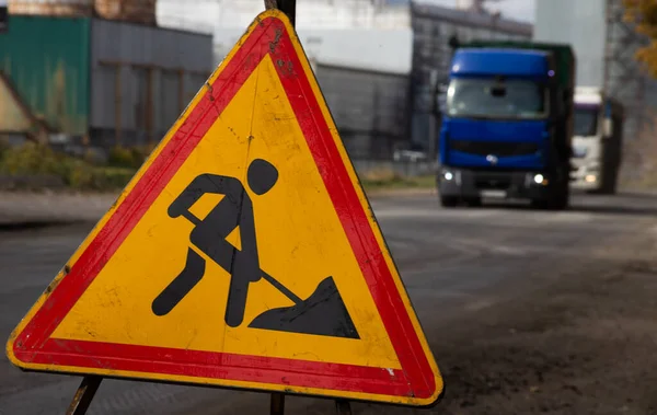Sokak kaldırımında yol çalışması uyarısı var. Yakın plan..