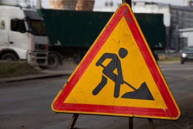 Sokak kaldırımında yol çalışması uyarısı var. Yakın plan..
