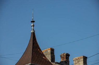 Evin çatısı kırmızı metal kiremitlerden yapılmıştır, çok güzel büyük bir baca..