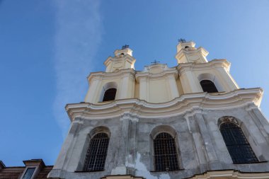 Ukrayna 'nın Ternopil bölgesindeki Buchach' taki Basilian Manastırı, Kutsal Haç 'ı Yüceltme Antik Manastırı' na bakınız. Turistik bölge